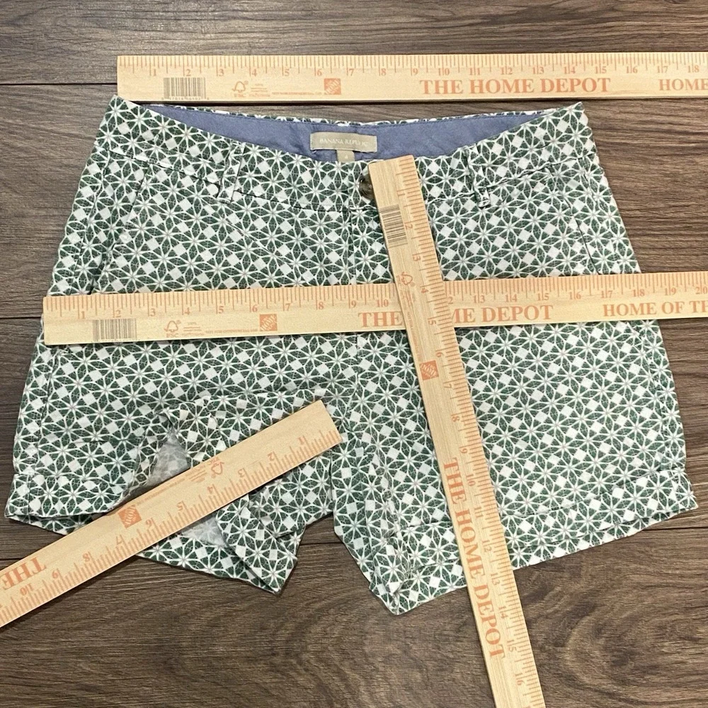 Banana Republic Shorts Women's Size 4 Chino Casual Cotton Cuffed Green Patterned